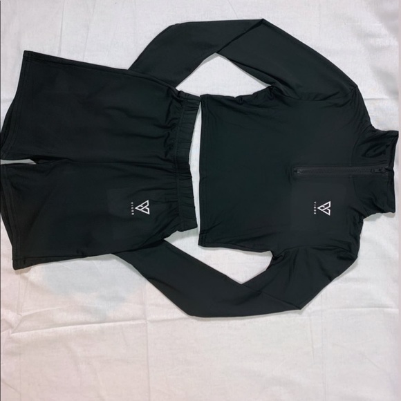 Biker short set with long sleeve crop zip up. - Picture 4 of 4